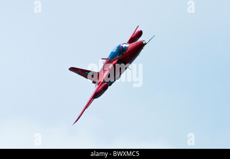 Mücke ex-RAF-Anzeigeebene bei Flugschau - Oberseite mit Markierungen sichtbar fliegen und fliegen auf seiner Seite und klettert Stockfoto