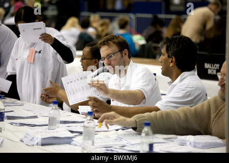 Anzahl der Parlamentswahl 2010 statt, an der National Indoor Arena Birmingham Stockfoto