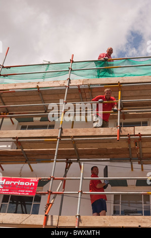 Dachdecker bei Arbeiten auf einem großen Haus in Southwold, Suffolk, England, Großbritannien, Uk Stockfoto