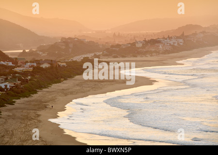 Blick auf den Strand und die Stadt Wilderness an der Garden Route in Südafrika die Provinz Western Cape. Stockfoto