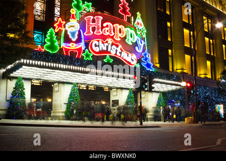 Außerhalb Selfridges, Oxford Street Eingang zeigt die Weihnachtsbeleuchtung auf dem display Stockfoto