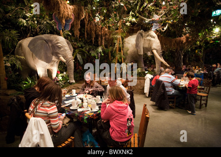 Menschen Essen im Rainforest Cafe, Disney Village, Disneyland Paris, Frankreich Stockfoto