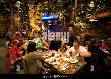 Menschen Essen im Rainforest Cafe, Disney Village, Disneyland Paris, Frankreich Stockfoto