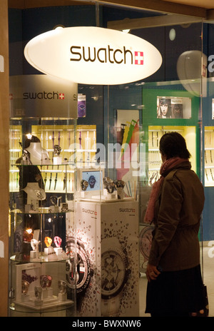 Eine Frau, die in einem Swatch-Schaufenster, Paris, Frankreich Stockfoto