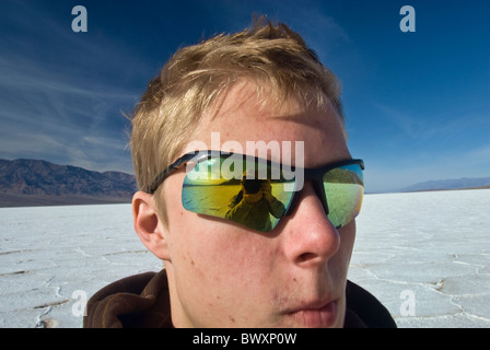 Des Fotografen Bild spiegelt sich in Gläser Jugendlicher Wanderer am Salzsee Badwater Bereich, Winter, Death Valley, Kalifornien, USA Stockfoto