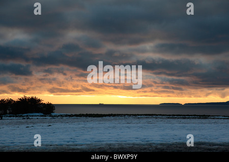 Sonne, die Wolken durchbrechen Stockfoto