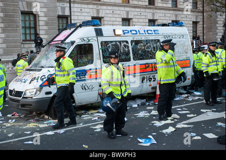 Metropolitanpolizei Fahrzeug beschädigt und bei den Demonstrationen von Studenten in London, England im Jahr 2010 verwüstet. Stockfoto