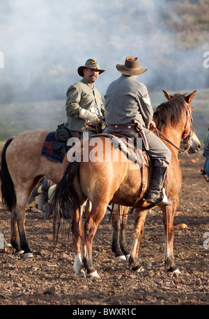 Zwei konföderierte diskutieren Kampfstrategie während Civil War Reenactment der Schlacht von Gettysburg Stockfoto