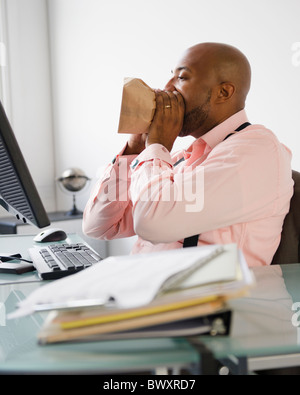 Afrikanische Amerikaner in Papiertüte zu atmen Stockfoto