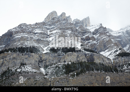 Mount Wilson, Icefields Parkway und North Saskatchewan River Valley, Banff Nationalpark, Alberta, Kanada Stockfoto