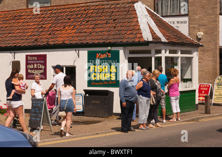 Menschen vor Kens traditionellen Fish And Chips Chip Shop Restaurant in Wroxham, Norfolk, England, Großbritannien, Uk Stockfoto