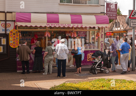 Menschen kaufen Eis an einem Kiosk in der High Street in Wroxham, Norfolk, England, Großbritannien, Uk Stockfoto
