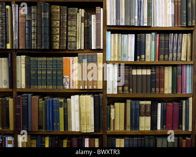 Regal von wissenschaftlichen Büchern in gebrauchten Buchhandlung Stockfoto