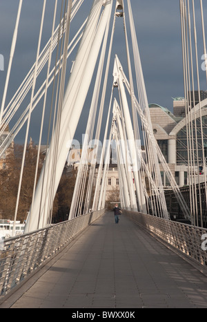 Die Western Golden Jubilee Bridge, mit Charing Cross Station in London, England, UK. Stockfoto