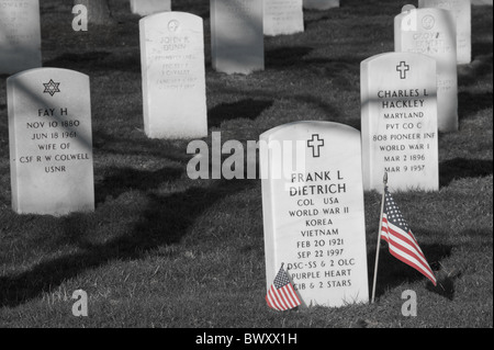 Kleine amerikanische Flaggen stehen neben einem Grabstein auf dem Arlington Nationalfriedhof Arlington, Virginia. Stockfoto