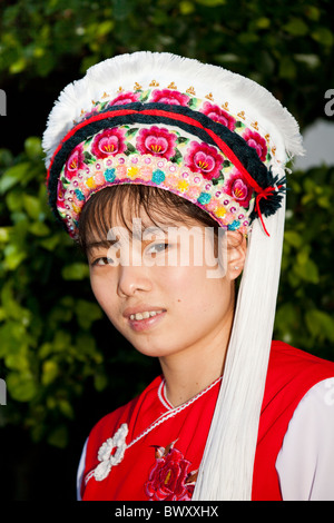 Bai Frau trägt einen bunte Bai Tracht, Dali, Provinz Yunnan, China Stockfoto