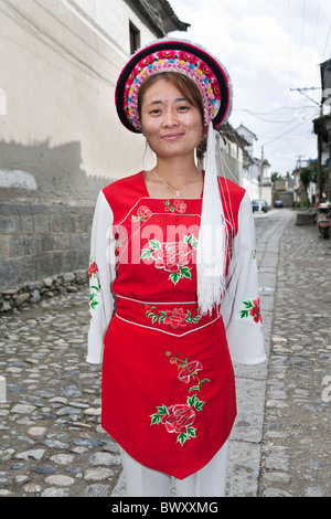 Bai Frau trägt einen bunte Bai Tracht, Dali, Provinz Yunnan, China Stockfoto