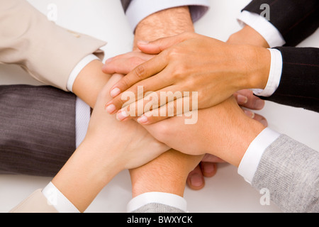 Nahaufnahme von Haufen von Menschenhand am Arbeitsplatz Stockfoto