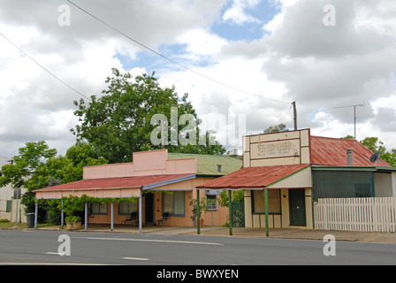 Die alten Queensland Stil Häuser und Geschäfte existieren noch heute in vielen ländlichen Gemeinden und Dörfern Stockfoto