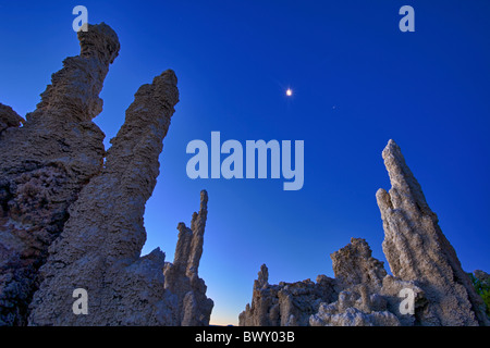 Mono Lake in der Nacht mit Sterne leuchten am tiefblauen Himmel Stockfoto