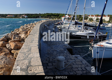 Marina mit festgemachten Segelbooten, Insel Silba, Kroatien Stockfoto