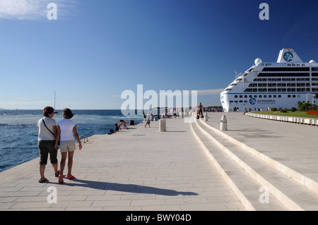 Nova Riva Promenade, in der Nähe der berühmten Sea Organe in Zadar, Kroatien Stockfoto