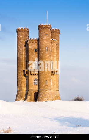 Broadway Tower im Winter Schnee in den Cotswolds, Gloucestershire. Großbritannien Stockfoto