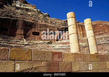 Zwei Säulen vor den Ruinen des römischen Theaters, Petra, Jordanien, Nahen Ostens. Stockfoto