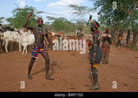 Maza Peitschen Schwester die Eingeweihten bei einem Hamer Stier-springen Zeremonie, Omo-Tal, Äthiopien Stockfoto