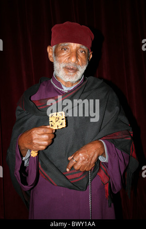 Priester mit hölzernen Kreuz In Heilige-Dreifaltigkeits-Kathedrale, Addis Ababa, Äthiopien Stockfoto