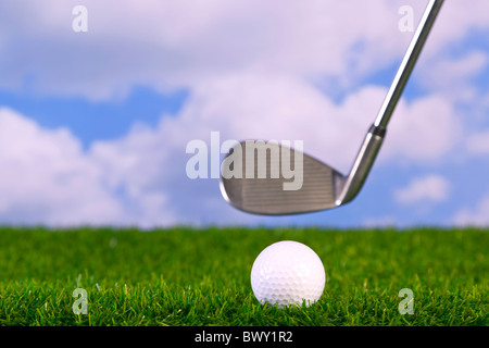 Surface Level Foto eines Eisen Golf Clubs in Mitte Gange, etwa um einen Ball auf dem Fairway zu schlagen. Stockfoto