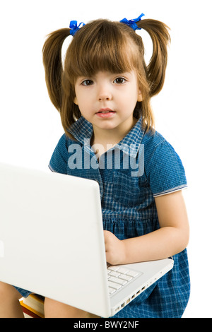 Foto von Schulmädchen mit Blick in die Kamera laptop Stockfoto