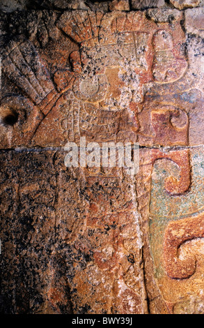 Tolteken Krieger geschnitzt auf einer Steinmauer an der antiken Stätte von Chichen Itza, Yucatan, Mexiko. Stockfoto