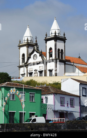 Kirche und Hafen in Sao Mateus de Calheta, Insel Terceira, Azoren Stockfoto