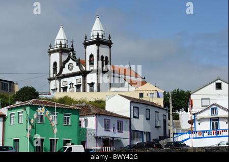 Kirche und Hafen in Sao Mateus de Calheta, Insel Terceira, Azoren Stockfoto