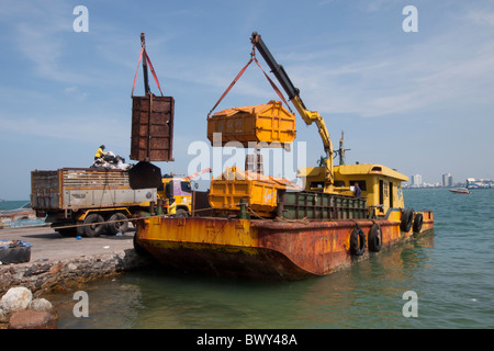 Die Müll-Boot von der Insel laden Schund von Boot, LKW für wast Management Stockfoto