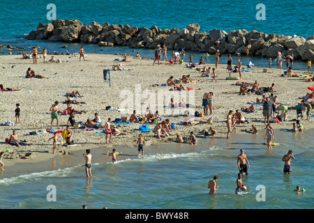 Badegäste am Strand, Zweiradspezialist, Marseille, Frankreich. Stockfoto