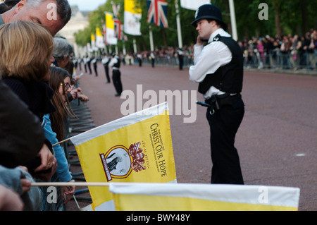 Polizei und Bevölkerung an der Mall warten auf den Papst, London, UK. 18.09.2010 Stockfoto