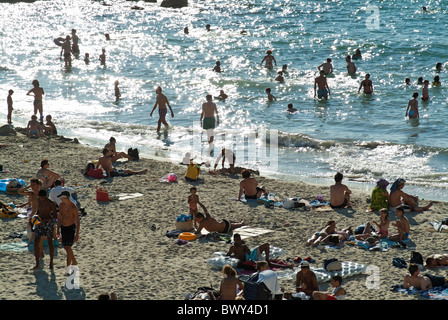 Menschen schwimmen und Sonnenbaden an Prophète Strand in Marseille, Frankreich im Hochsommer Stockfoto