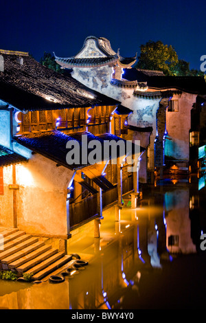 Wuzhen beleuchtet durch bunte Lichter bei Nacht, Tongxiang, Provinz Zhejiang, China Stockfoto