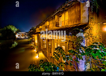 Wuzhen beleuchtet durch bunte Lichter bei Nacht, Tongxiang, Provinz Zhejiang, China Stockfoto