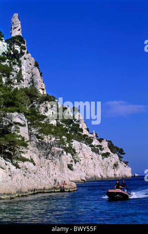 Speedboat Zoomen um die Calanques Felsenküste, Marseille, Frankreich. Stockfoto