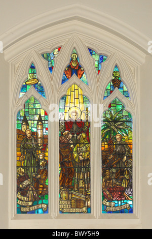 Glasfenster von Kaspar Stanggassinger, John Neumann und Peter Donders an Bischof Eton römisch-katholische Kirche, Liverpool, UK Stockfoto