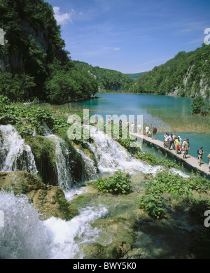 zwei-zinkige Hacke Karstgebirge Kroatien Menschen Plitvicer Nationalpark See Meer Steg UNESCO Welt er Stockfoto