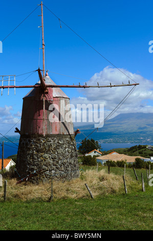 Windmühle auf Monte Espalamaca, Berg Pico Insel Faial, Azoren Stockfoto