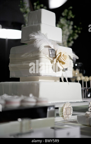 Nahaufnahme der Hochzeitstorte auf Desserttisch bei der Hochzeit Stockfoto