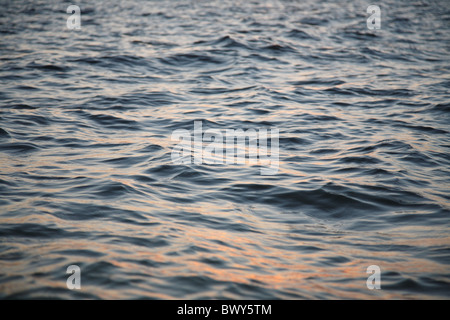 Nahaufnahme des Wassers bei Sonnenuntergang Stockfoto