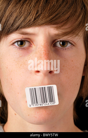 Junge mit Barcode über Mund Stockfoto