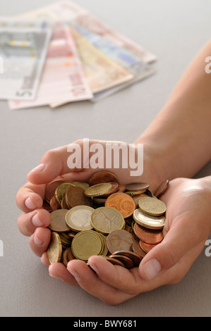 Hände halten Münzen Stockfoto