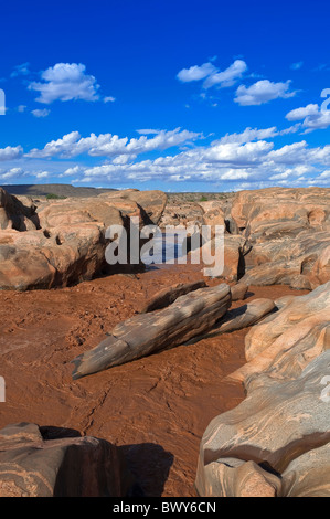 Fels gemeißelt Galana Fluss am Lugard Falls, Tsavo-Nationalpark, Kenia Stockfoto